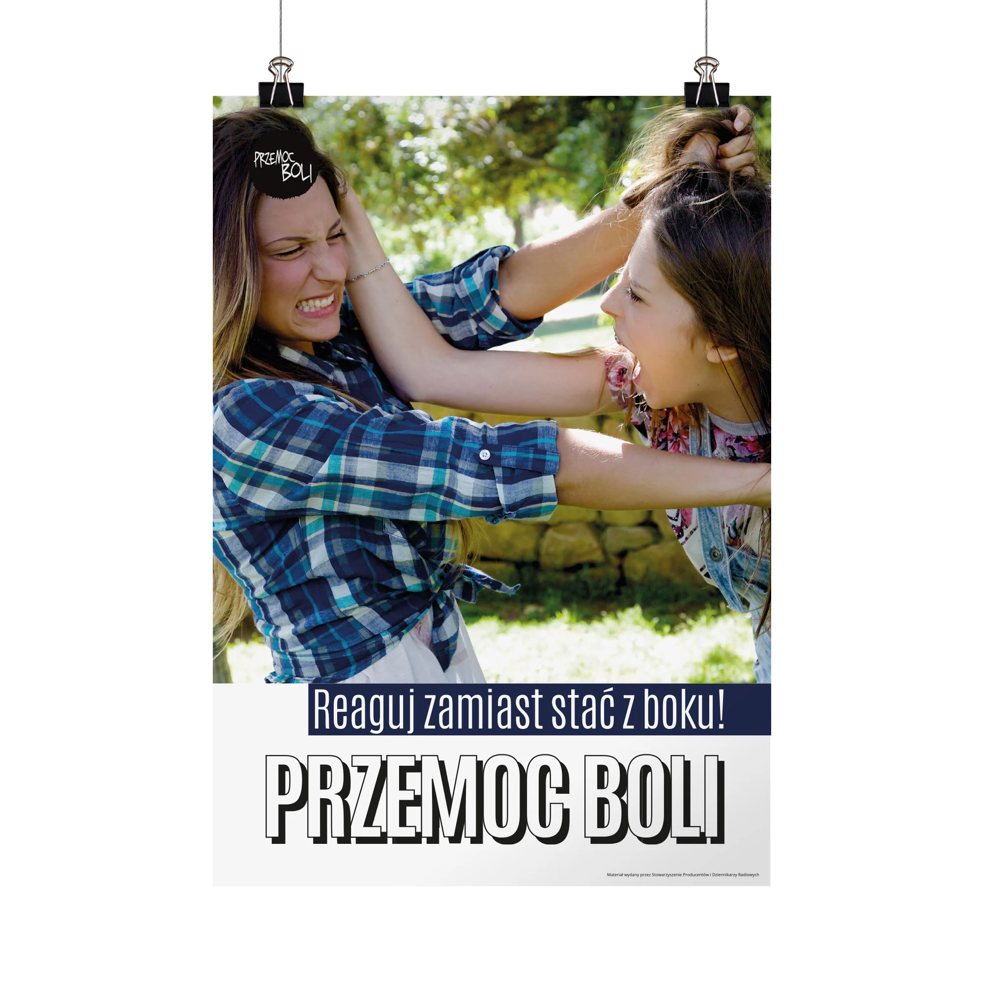 Plakat profilaktyczny: Przemoc boli. Reaguj zamiast stać z boku!